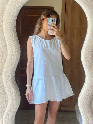 Vestido blanco sin mangas con peplum