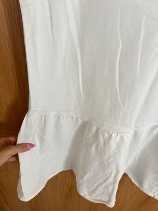 Vestido blanco sin mangas con peplum