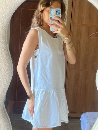 Vestido blanco sin mangas con peplum