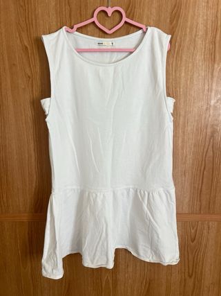 Vestido blanco sin mangas con peplum