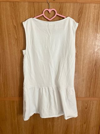 Vestido blanco sin mangas con peplum