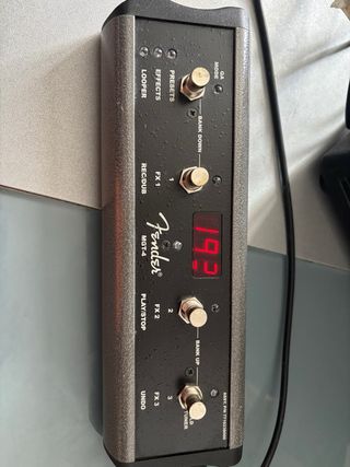Amplificador Fender Mustang GT 100 + Pedal MGT-4