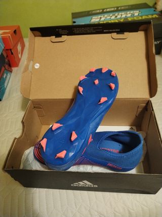 Botas de fútbol Adidas niño azul/rosa número 34. 