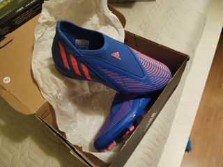 Botas de fútbol Adidas niño azul/rosa número 34. 