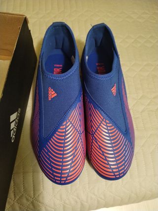 Botas de fútbol Adidas niño azul/rosa número 34. 