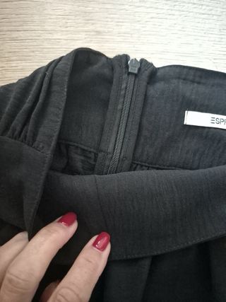 Falda negra Esprit cintura plisada