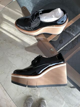 Zapatos de charol negros con cuña