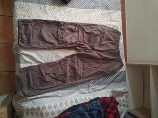 Pantalón parachute Bershka marrón