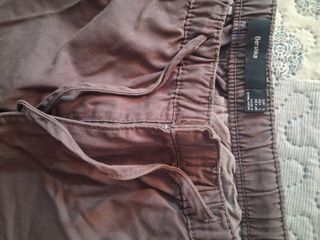 Pantalón parachute Bershka marrón