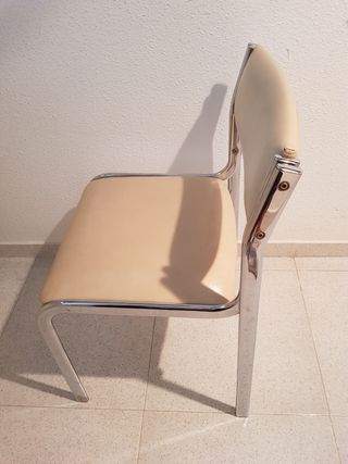 Sillas de piel beige con estructura metálica