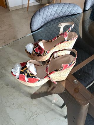 Sandalias de cuña rojas con estampado de serpiente