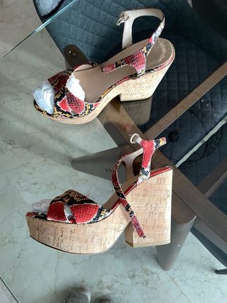 Sandalias de cuña rojas con estampado de serpiente