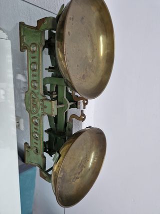 Báscula antigua verde farmacia