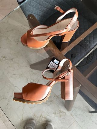Sandalias de tacón color marrón/naranja talla 40