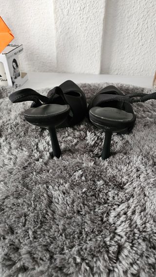Zapatos de tacón Zara negros