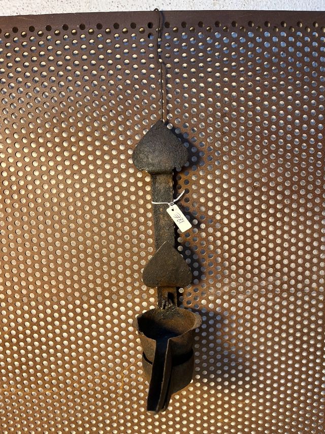 Lámpara de aceite antigua de hierro forjado