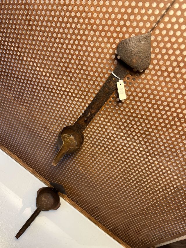 Lámpara de aceite antigua de hierro forjado