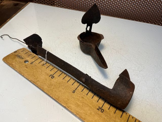 Lámpara de aceite antigua de hierro forjado