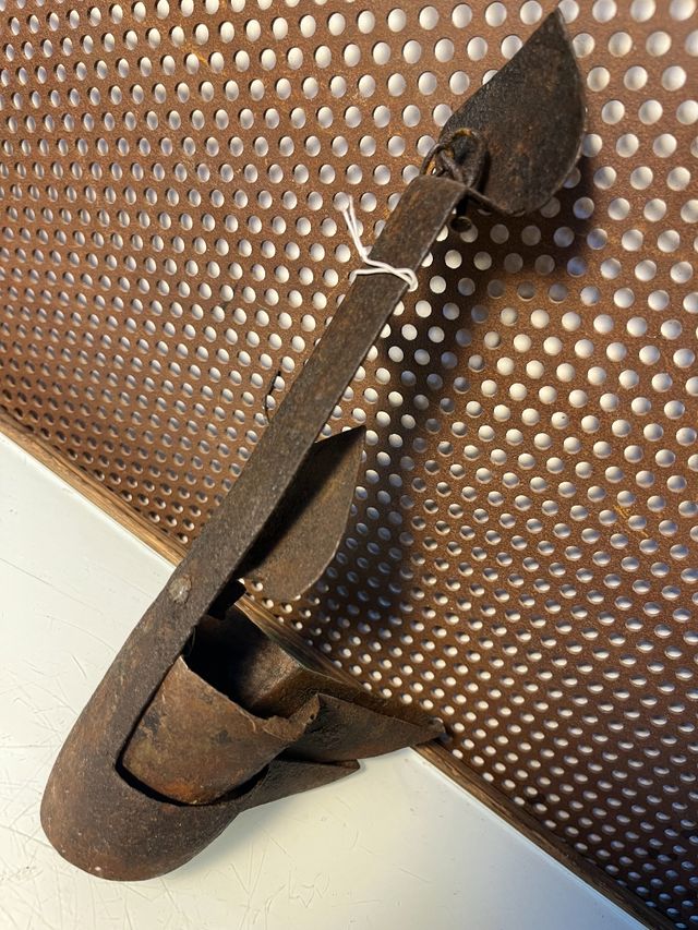 Lámpara de aceite antigua de hierro forjado