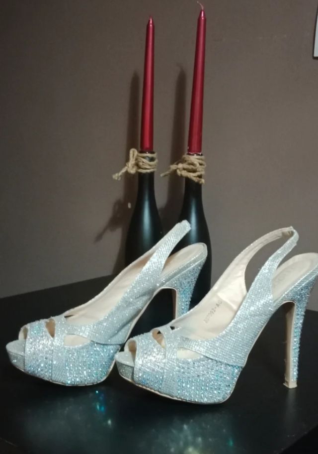 Zapatos de tacón plateados con pedrería