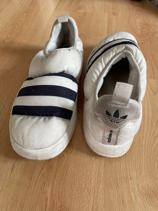 Zuecos Adidas Pufflylette Rayas Blanco y negro 