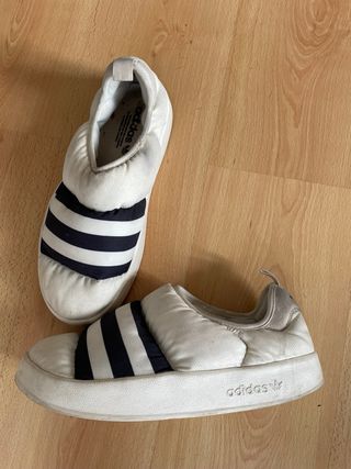 Zuecos Adidas Pufflylette Rayas Blanco y negro 