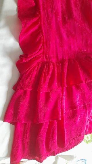 Vestido vintage rosa fresa con tirantes . Volantes