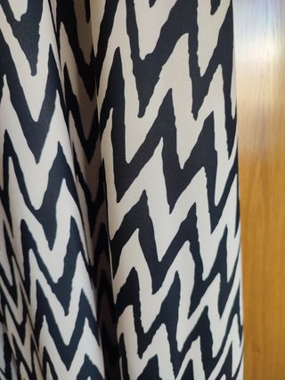 Falda larga estampada zig-zag. Talla M