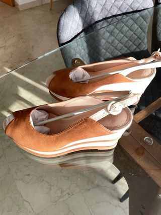 Sandalias de cuña marrones y blancas