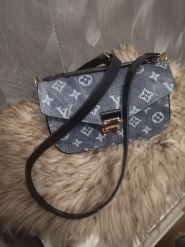 Bolso azul con monograma