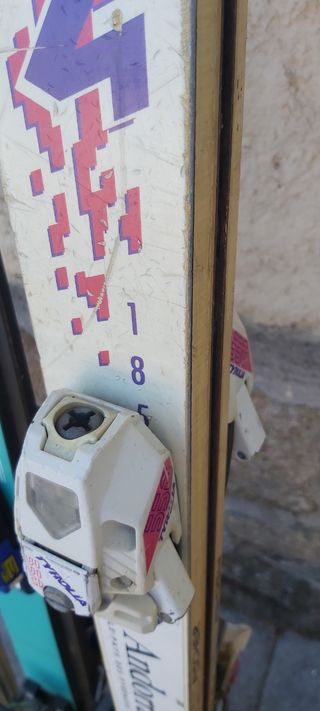 Esquís y botas de esquí