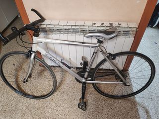 Bicicleta de carretera blanca