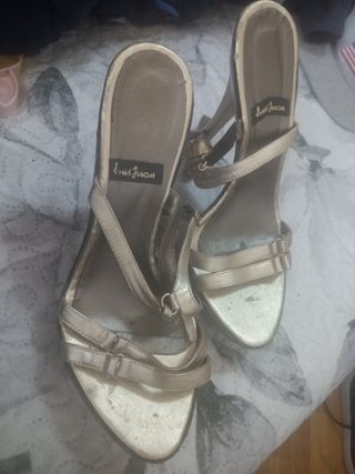 Zapatos de tacón dorados Luis Juan