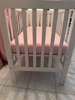Cuna de colecho blanca.