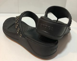 Sandalias Crocs Negras Brillantes