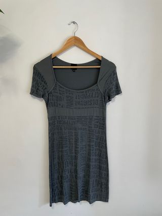 Vestido Desigual Gris con Estampado de Texto