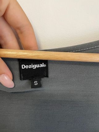 Vestido Desigual Gris con Estampado de Texto