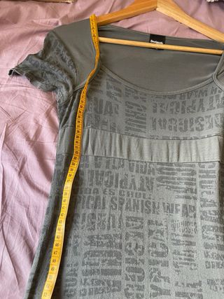 Vestido Desigual Gris con Estampado de Texto