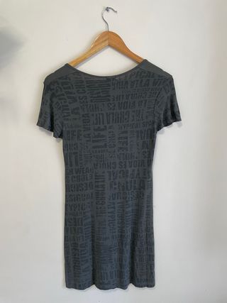 Vestido Desigual Gris con Estampado de Texto