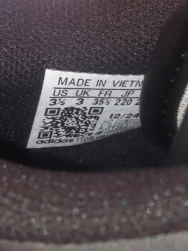 Zapatillas Adidas Negras y Blancas