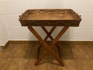 Mesa auxiliar plegable de mimbre y madera