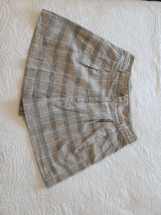 Pantalones cortos a cuadros beige y grises