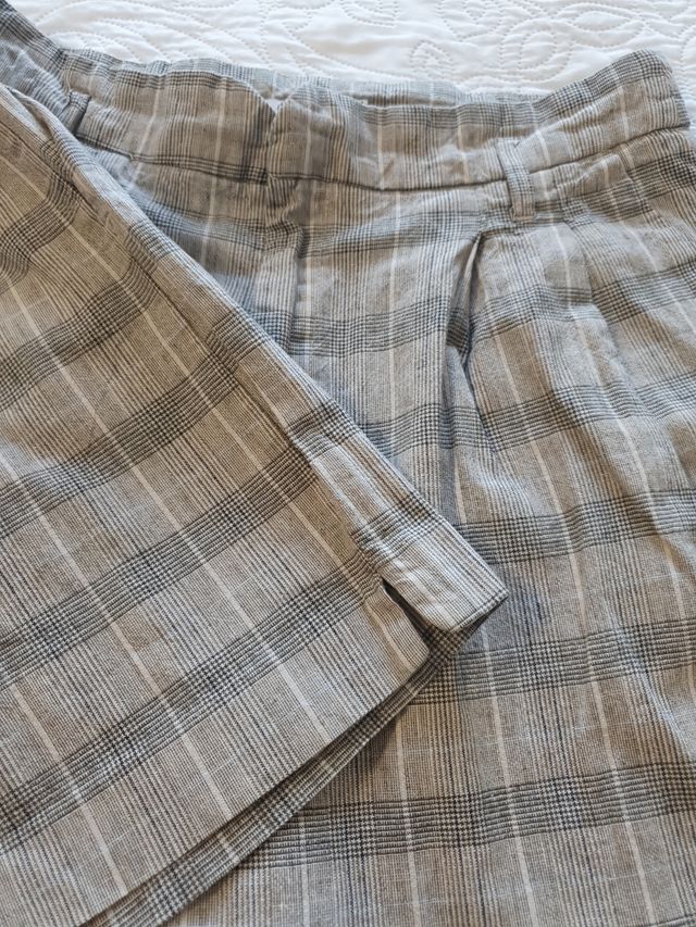 Pantalones cortos a cuadros beige y grises