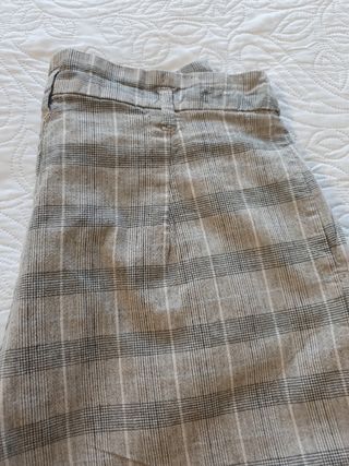 Pantalones cortos a cuadros beige y grises