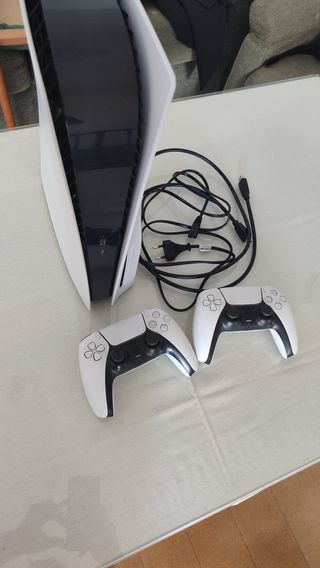 Playstation 5 con 2 mandos