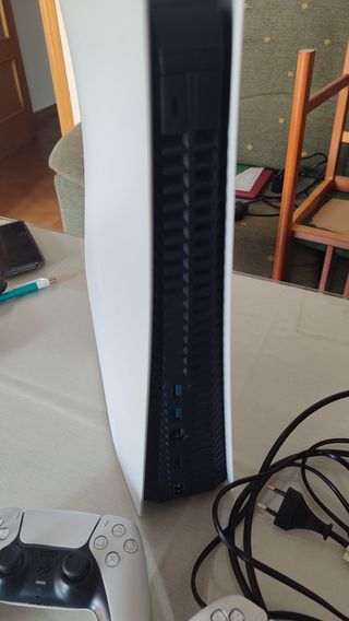 Playstation 5 con 2 mandos