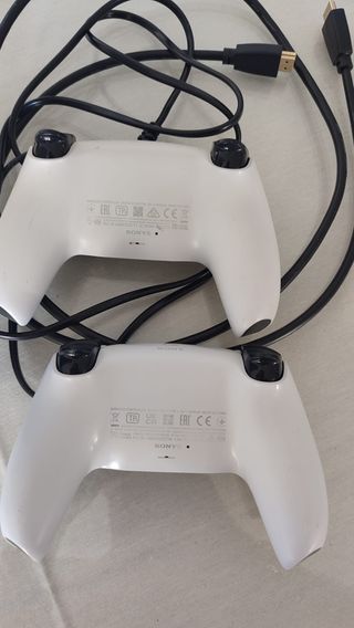 Playstation 5 con 2 mandos
