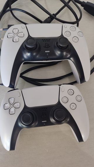 Playstation 5 con 2 mandos