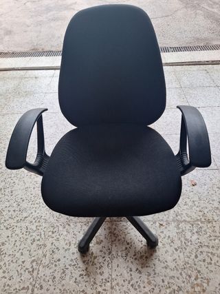 Sedia da ufficio nera con ruote