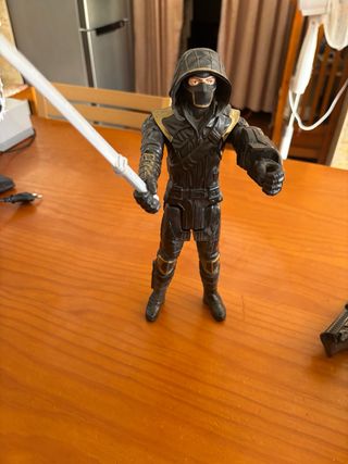 Figura de acción de superhéroe con espada